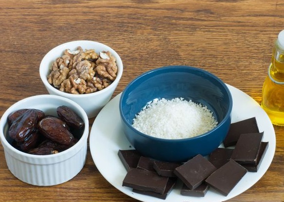 Dates with Nuts in Chocolate step 1