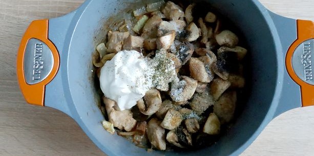 Potatoes Stewed with Meat and Mushrooms step 8
