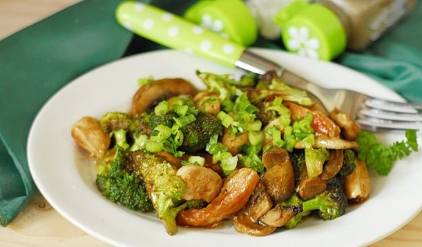 Chicken Fillet Stewed with Mushrooms and Broccoli, in Soy Sauce