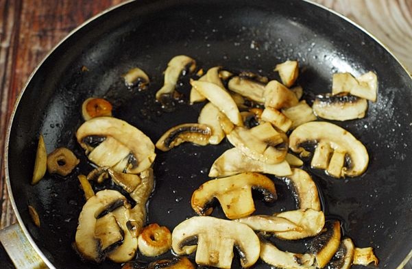 Chicken Fillet Stewed with Mushrooms and Broccoli, in Soy Sauce step 4