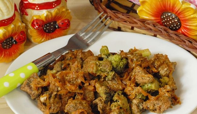Chicken Stewed with Broccoli in a Creamy Sauce