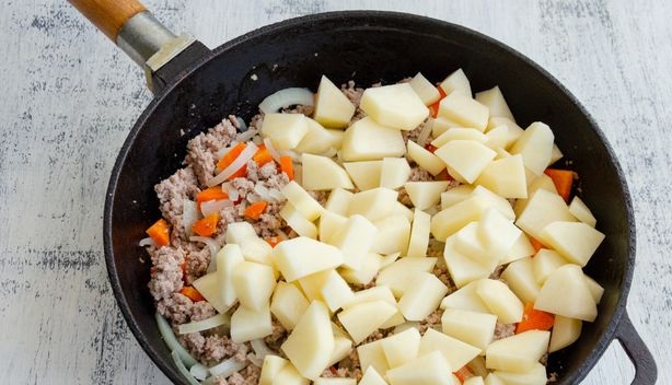 Stew with Minced Meat, Eggplant, Potatoes and Zucchini step 6