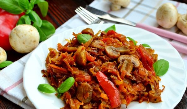 Stewed Cabbage with Mushrooms and Bell Peppers