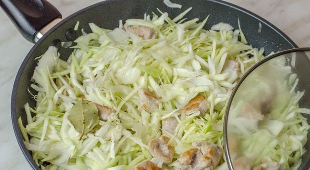 Cabbage Stewed with Meat, Mushrooms and quince step 5