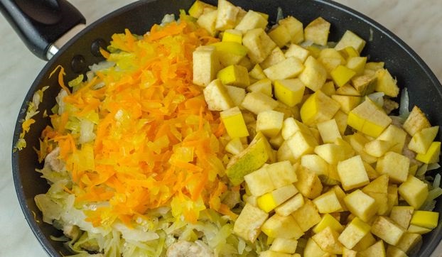 Cabbage Stewed with Meat, Mushrooms and quince step 10