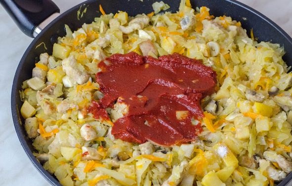 Cabbage Stewed with Meat, Mushrooms and quince step 13