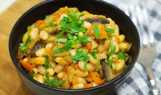 Canned Beans Stewed with Champignons