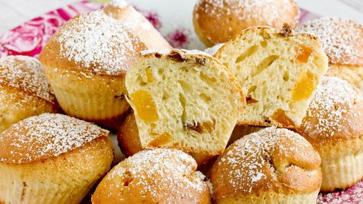 Muffins with Sour Cream, Dried Apricots and Raisins