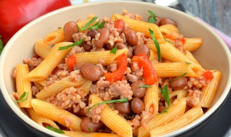 Pasta with Minced Meat, Canned Beans and Bell Peppers (in a Pan)