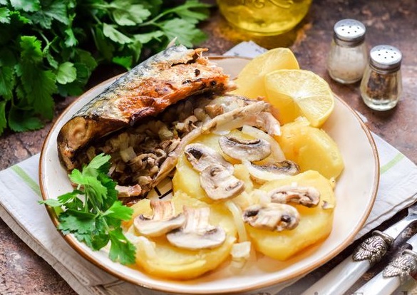 Mackerel Baked with Mushrooms and Potatoes