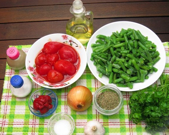 Green Beans Stewed with Canned Tomatoes step 1