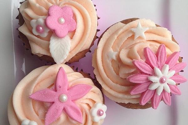 Apple – Marzipan – Cupcakes with Cinnamon Cream