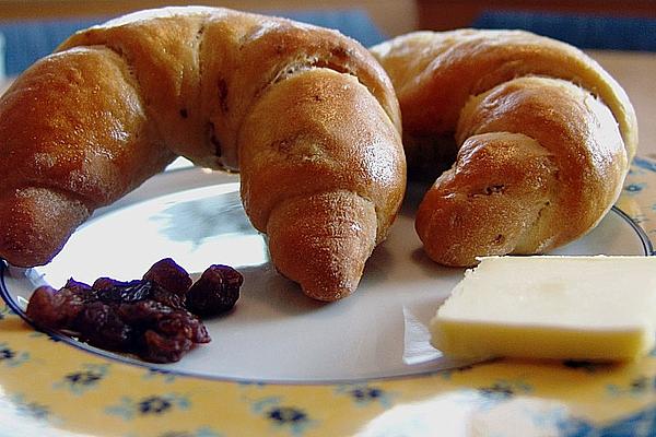 Aromatic Raisin Croissants