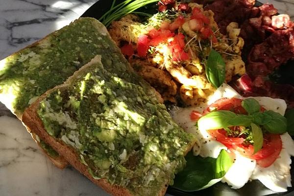 Avocado Spread with Cream Cheese and Egg