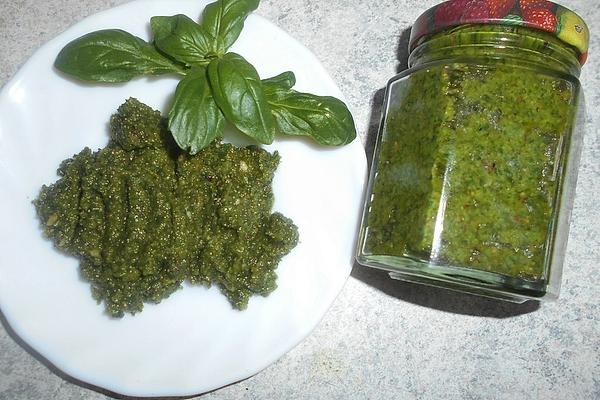 Basil-walnut-rapeseed Oil Pesto