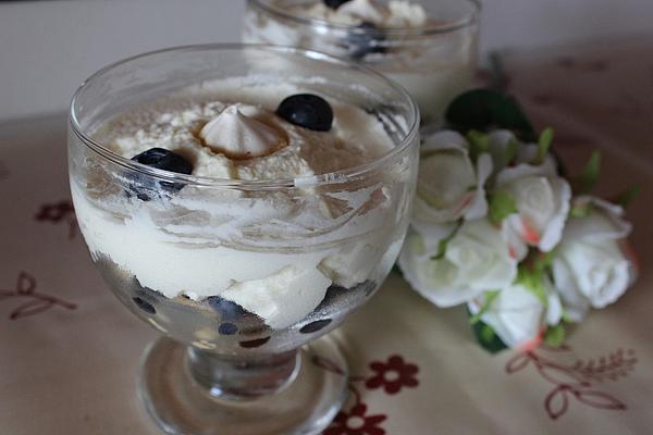 Berries – Meringue – Dessert