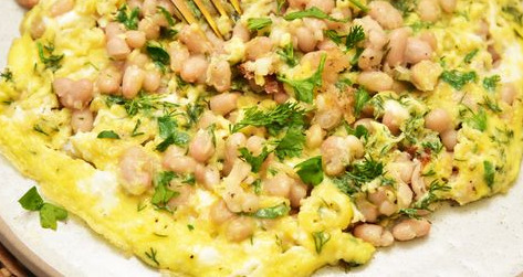 Canned Beans Sauteed with Onions and Eggs