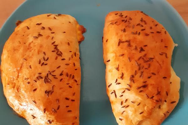 Buns Filled with Sheep Cheese