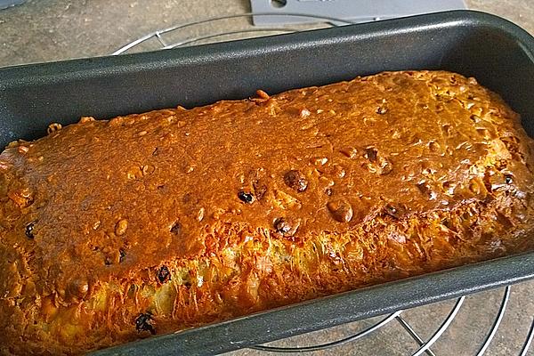 Cake with Goat Cheese, Nuts and Currants