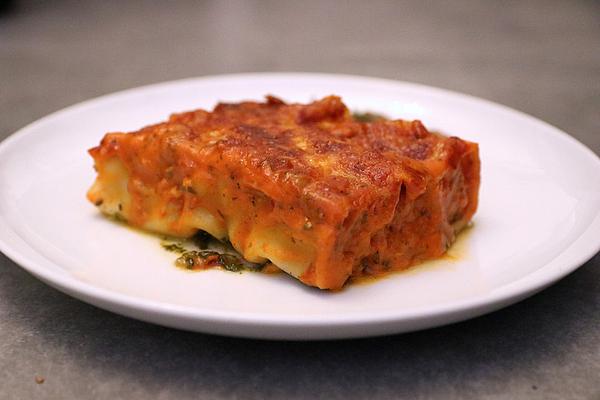 Cannelloni with Mince, Spinach and Tomato Cream Sauce