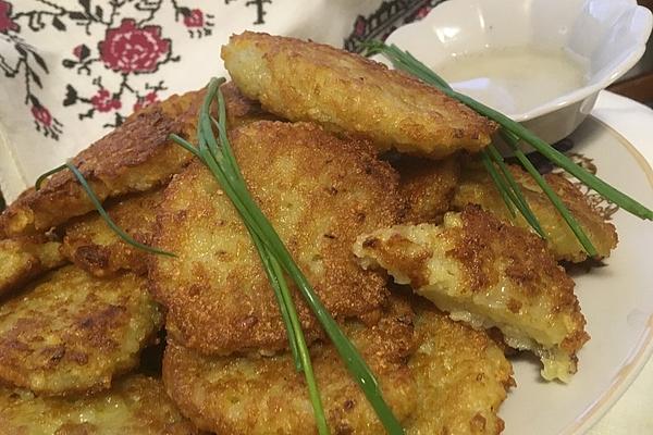 Deruni – Ukrainian Potato Pancakes with Garlic and Dill Sauce