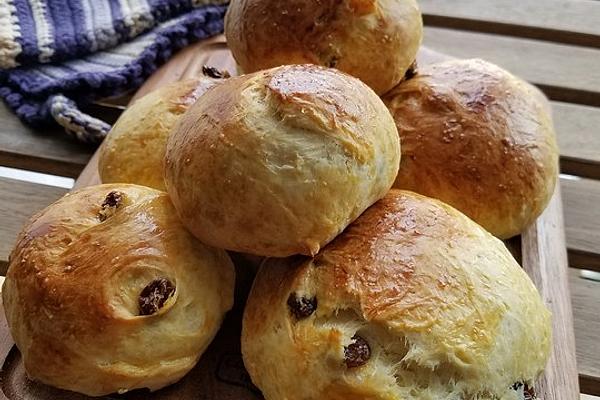 East Frisian Raisin Rolls