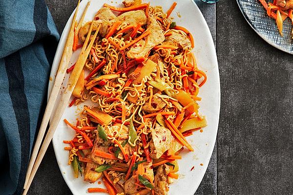 Fried Mie Noodles with Chicken