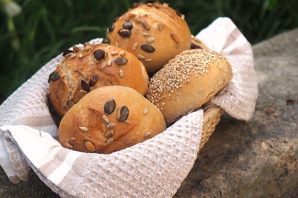 Garden-loving Crispy Rolls with Sourdough and Grains