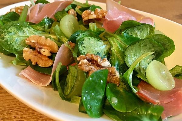 Gourmet Lamb`s Lettuce with Grapes, Ham and Nuts
