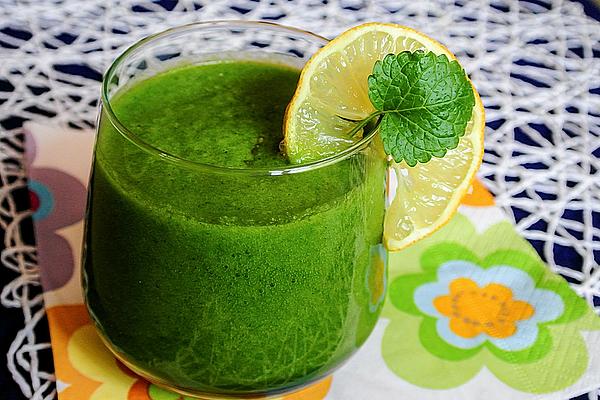 Green Smoothie with Kiwi, Apple, Spinach