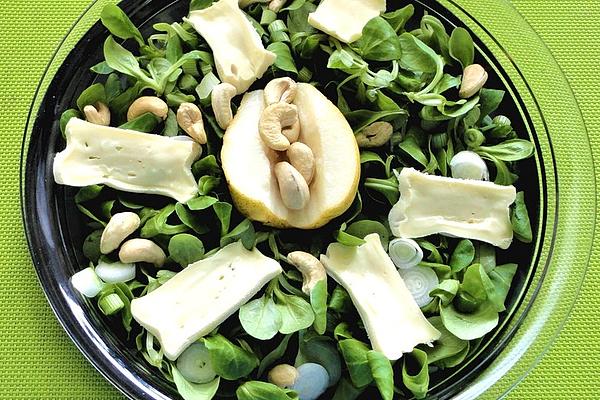 Lamb`s Lettuce with Pears, Walnuts and Brie