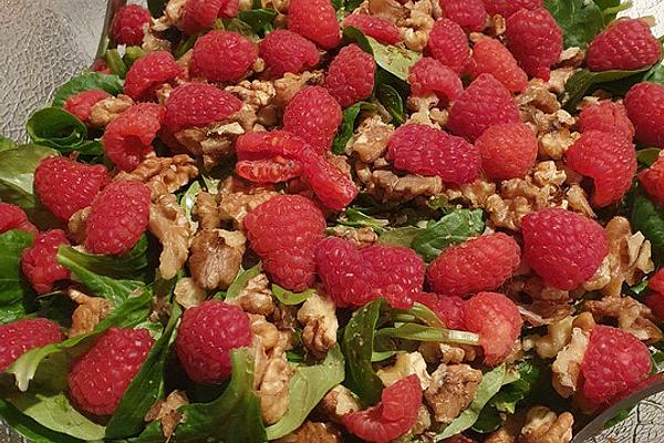 Lamb`s Lettuce with Raspberries and Walnuts