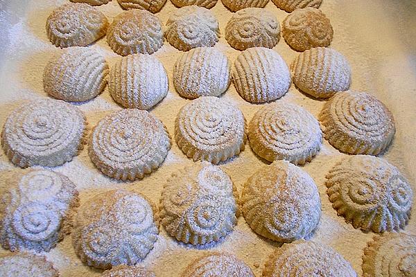 Mamoul with Walnut Filling