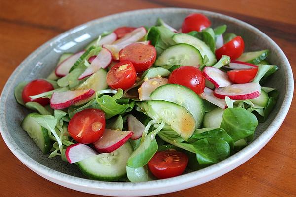 Mixed Lamb`s Lettuce with Raspberry Vinegar Dressing