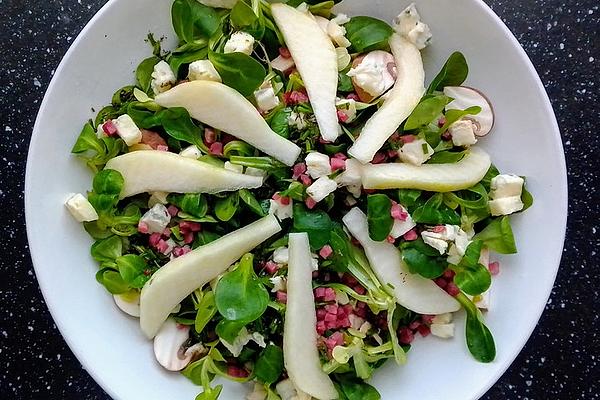 Pear Lamb`s Lettuce with Bacon and Gorgonzola