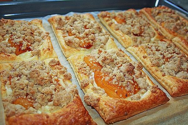 Plum Slices with Pudding and Nut Crumble