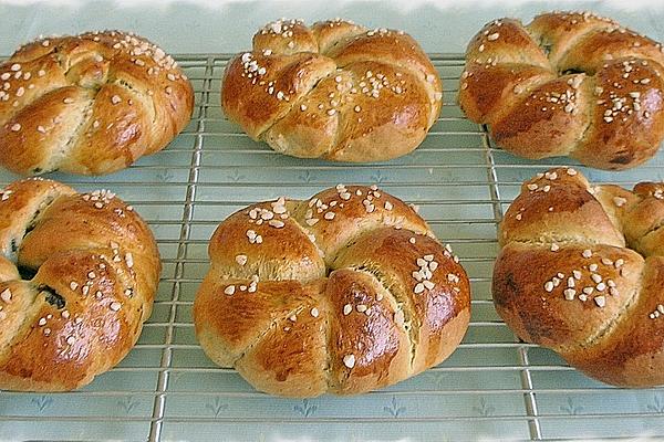 Poppy Seed Wreath Made from Yeast Dough