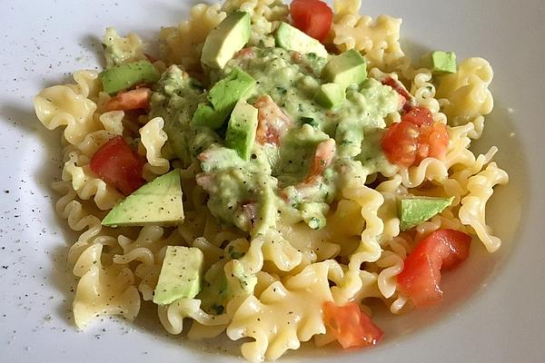Quick Pasta with Tomato and Avocado Sauce