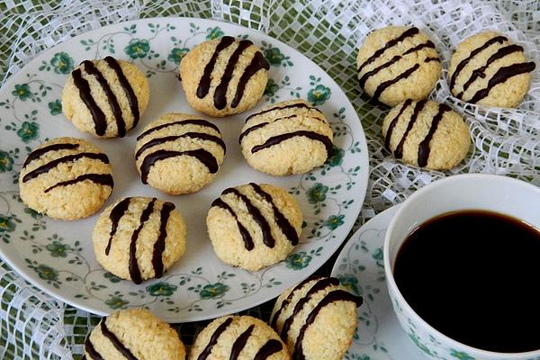 Simple Coconut or Hazelnut Cookies