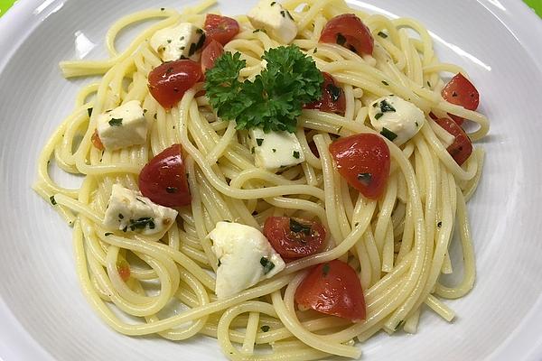 Spaghetti Salad with Mozzarella and Tomatoes