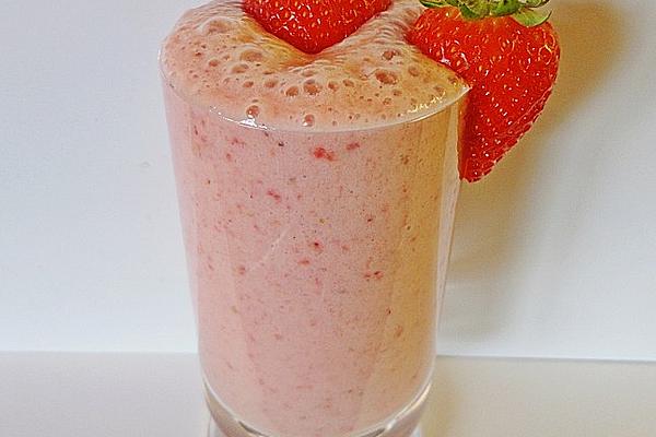 Strawberry and Banana Milkshake with Cinnamon