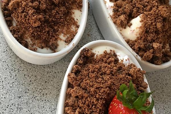 Strawberry Yogurt with Cookies