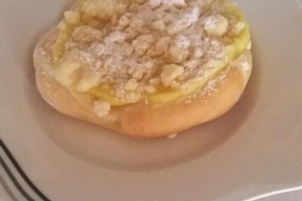 Streuseltaler with Pudding Filling