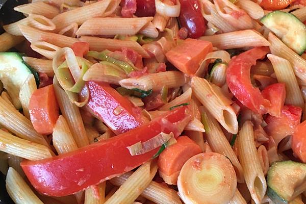 Vegetable Noodle Pan with Fresh Vegetables