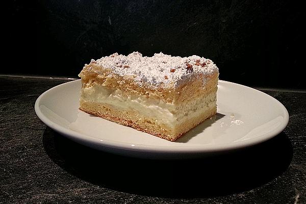 Yeast Crumble Cake with Pudding and Cream