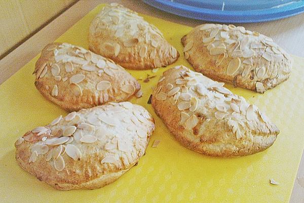 Yeast Pockets Filled with Plums