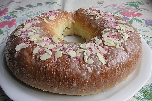 Yeast Wreath with Almonds and Raisins