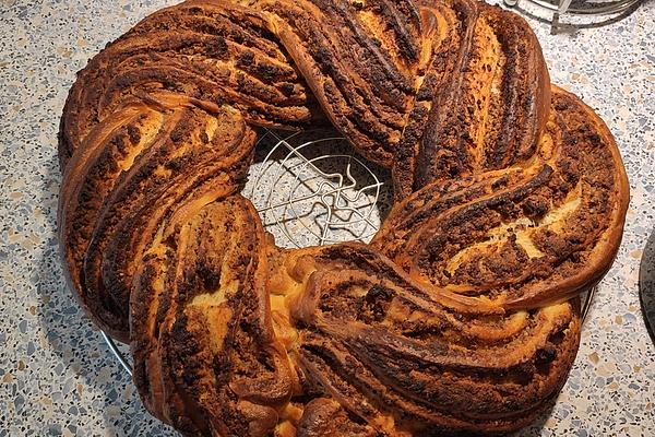 Yeast Wreath with Apple and Nut Filling