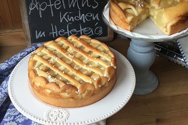 Applesauce Cake with Yeast Dough