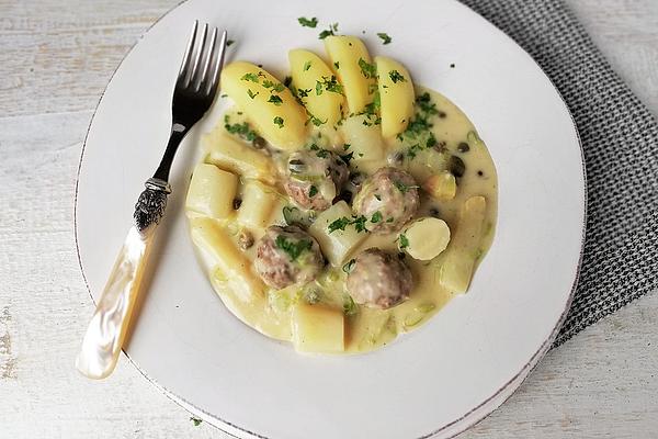 Asparagus Ragout with Königsberger Klopsen